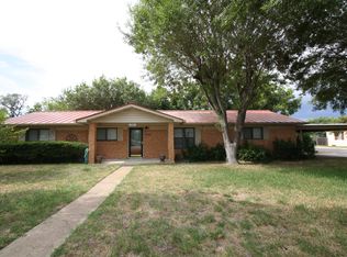 1204 W Goodwin St, Pleasanton, TX 78064