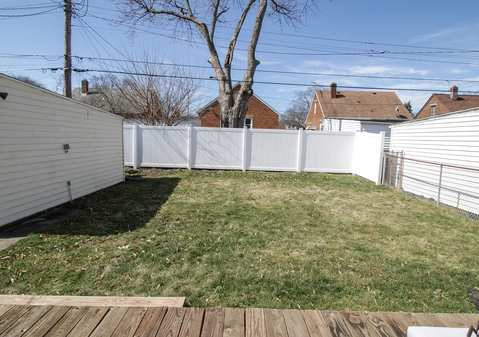 Cozy 2-Bedroom Home with Gym and Garage — Photo 4