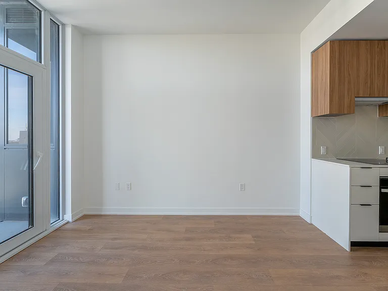 1037 The Queensway #910 — Photo 10