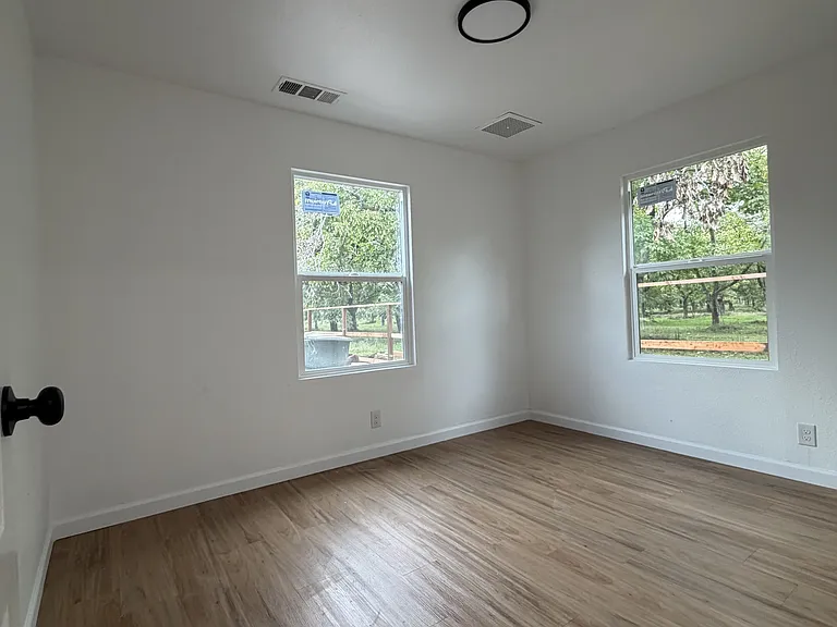 910 E Tulare Ave — Photo 18