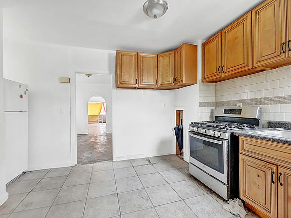 3rd image of 10745 127th St