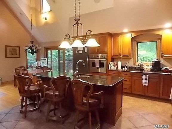 3rd image of 731 Sandra Ave