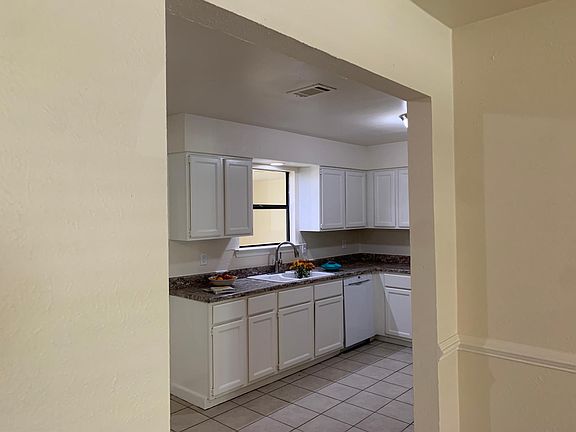3rd image of 920 W Avenue G