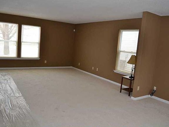 5th image of 787 Thornwood Ln
