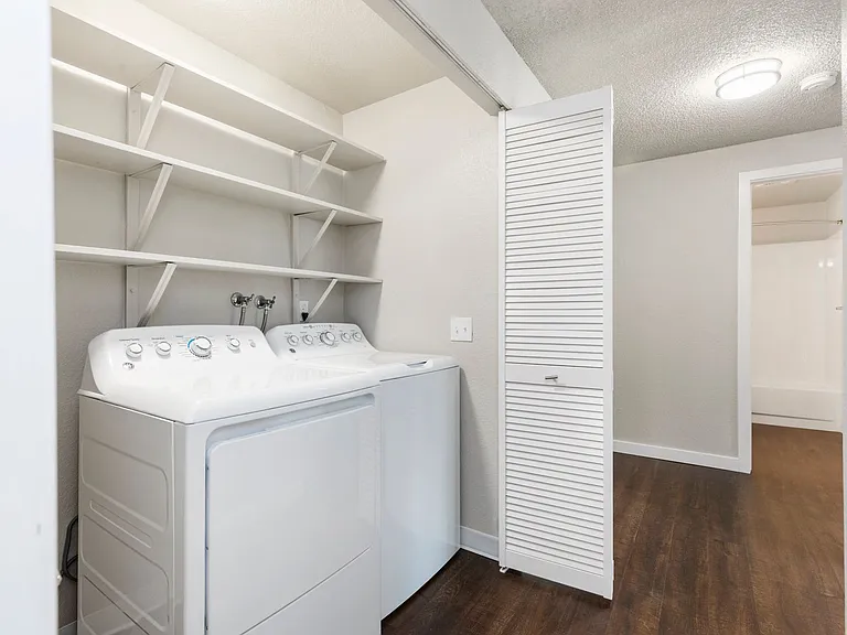Woodridge Apartments — Photo 19