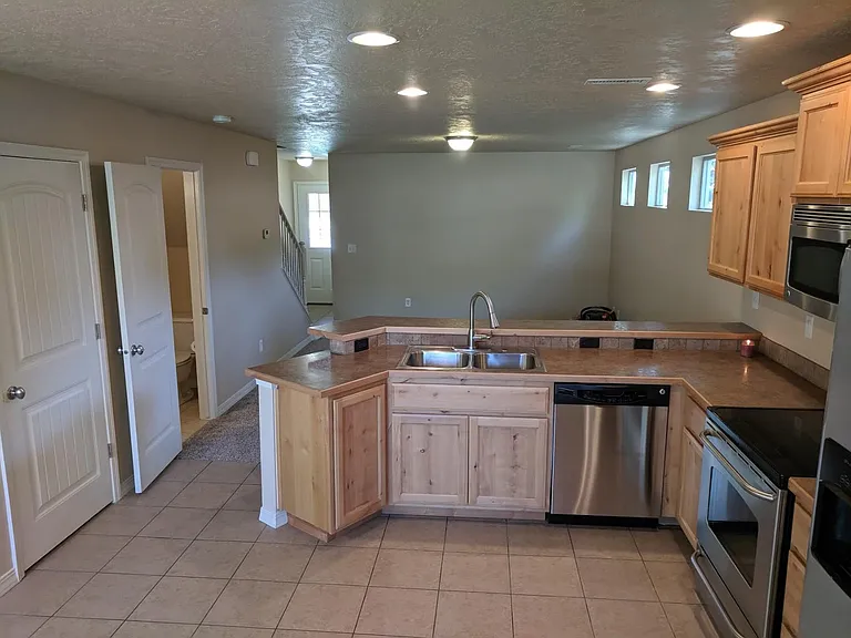 2807 W Ona St — Photo 2