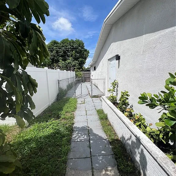 1573 NE 30th Ct — Photo 12
