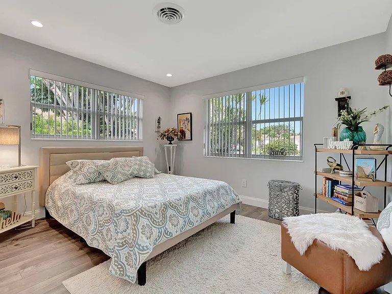 302 Venice Dr — Photo 21