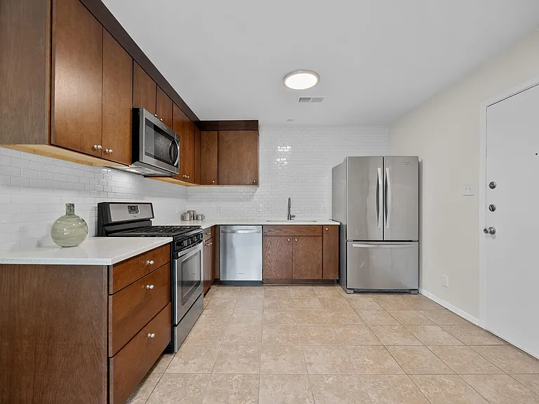 8600 Hathaway Dr — Photo 6
