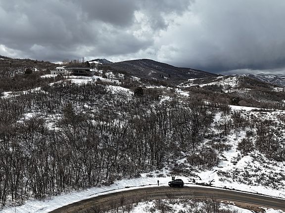 3rd image of 6000 E Old Snowbasin Rd