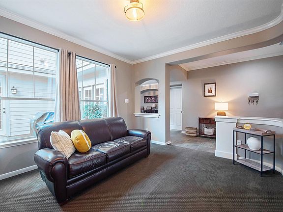 5th image of 110 S Longsford Cir