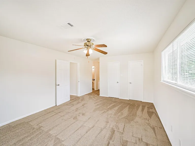 1011 Baltic Ln — Photo 34