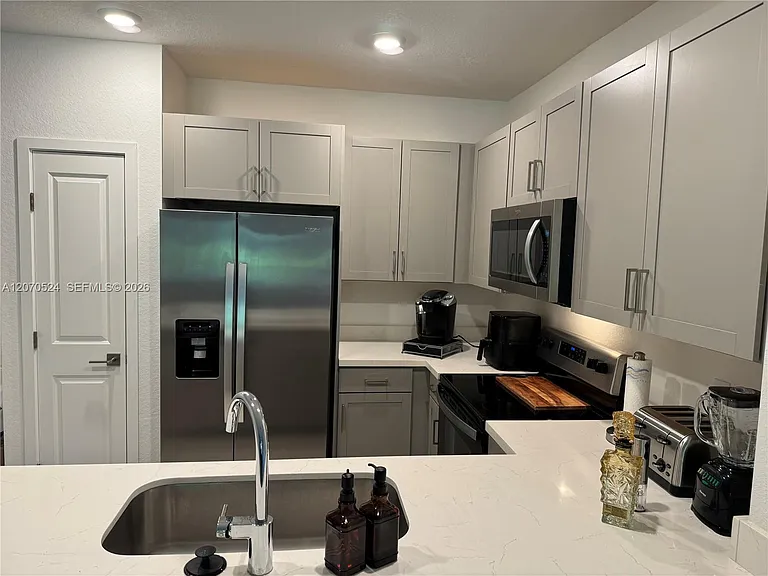 142 SE 5th Ct — Photo 2
