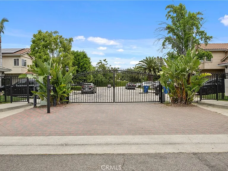 5807 Sylvia Ave — Photo 15