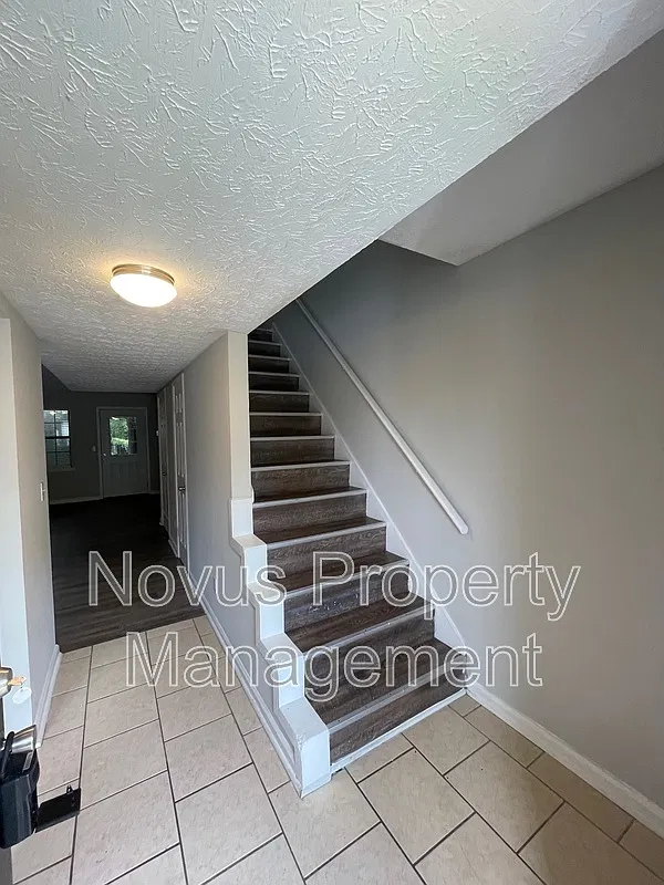 2 bed, 1.5 bath, 1050 sqft, $1,185 — Photo 3