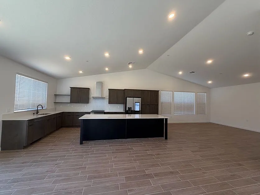 5 bed, 2589 sqft, $3,350 — Photo 2