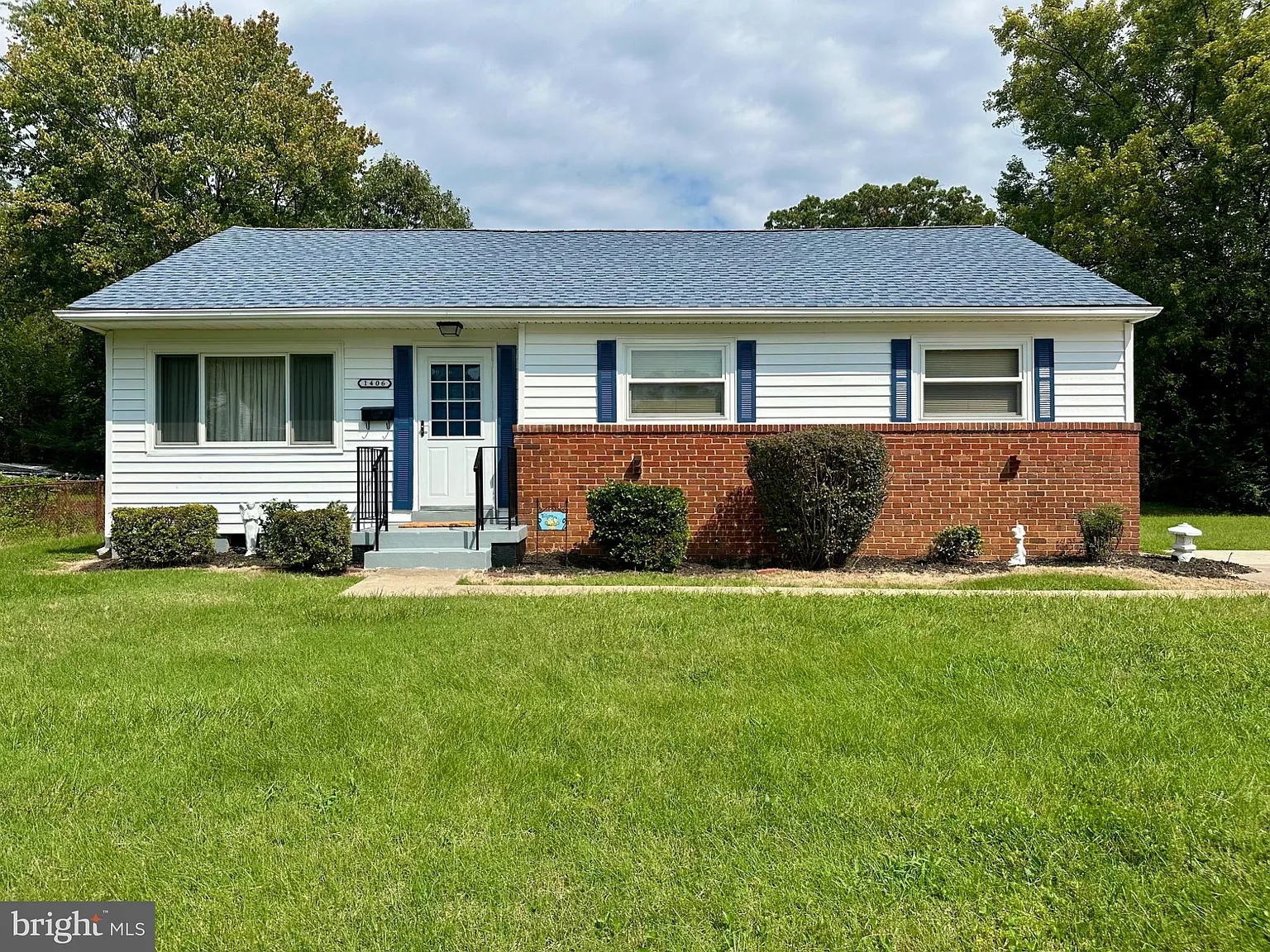 3 bed, 1.5 bath, 1024 sqft, $2,100 — Photo 1