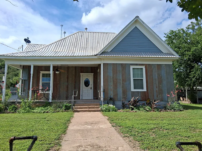 702 Avenue A — Photo 1