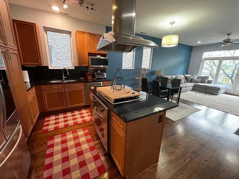 938 N Wood St #2 — Photo 5