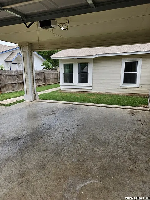 2 bed, 1.0 bath, 716 sqft, $1,300 — Photo 2