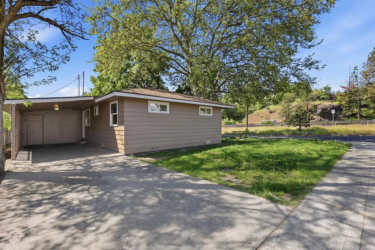 Building Photo - 3218 N Maple St #3218