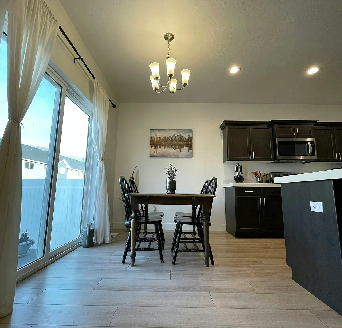 895 e pacific dr — Photo 3