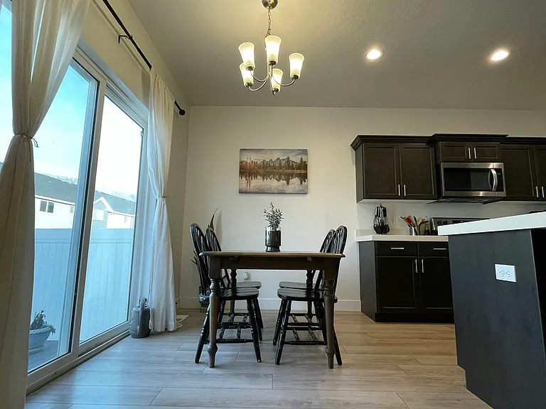 895 E Pacific Dr — Photo 3