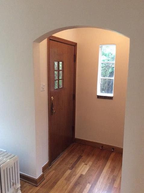 Entry alcove