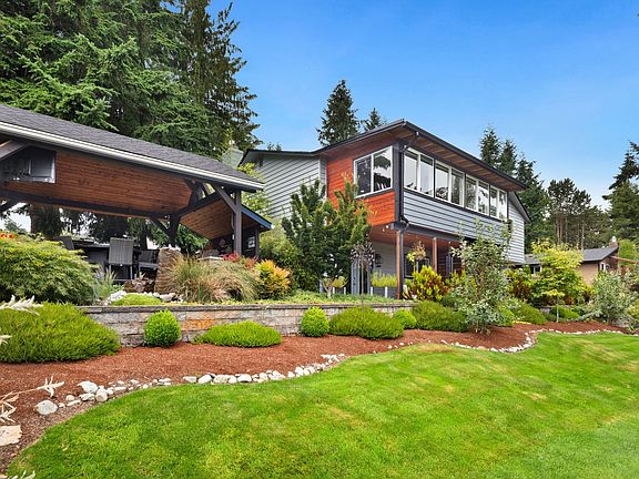 Very private front yard setting