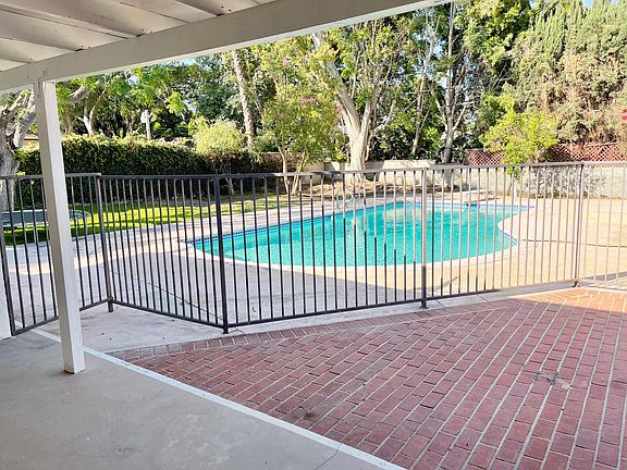 4th image of 301 Oxford Dr