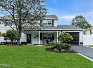 15 Inglewood Ln, Aberdeen, NJ 07747