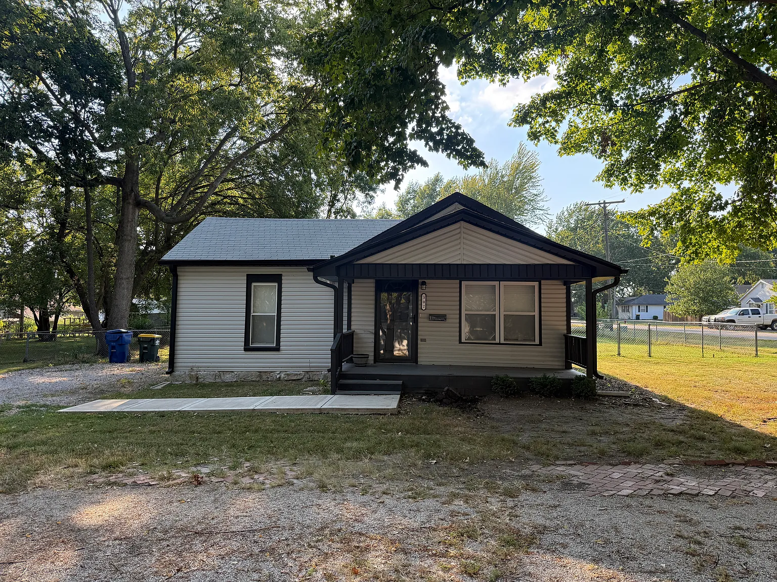 2 bed, 837 sqft, $1,300 — Photo 2