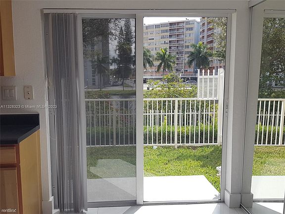 4th image of 2056 NE 167th St APT 3-121