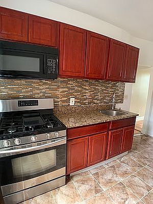 3rd image of 394 Montgomery St #3B