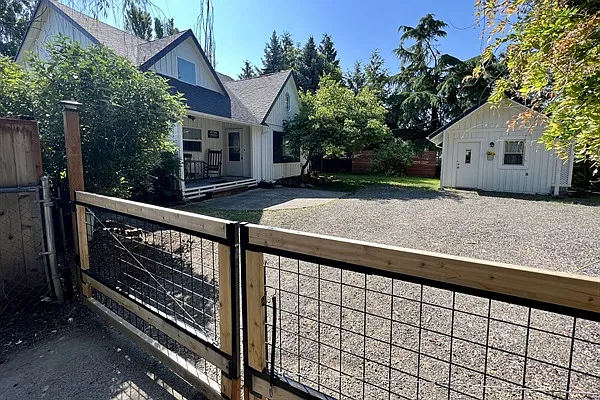 4 bed, $7,250 — Photo 1