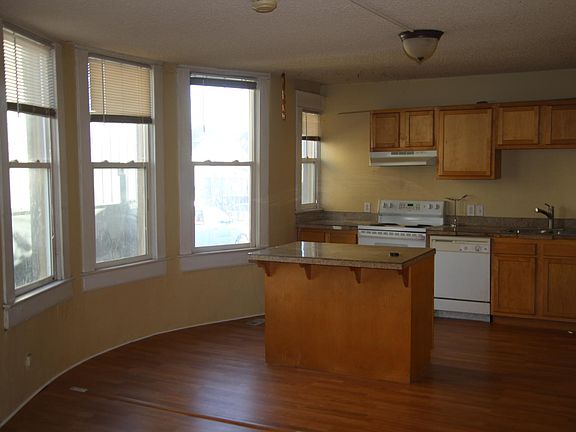 Kitchen with movable island