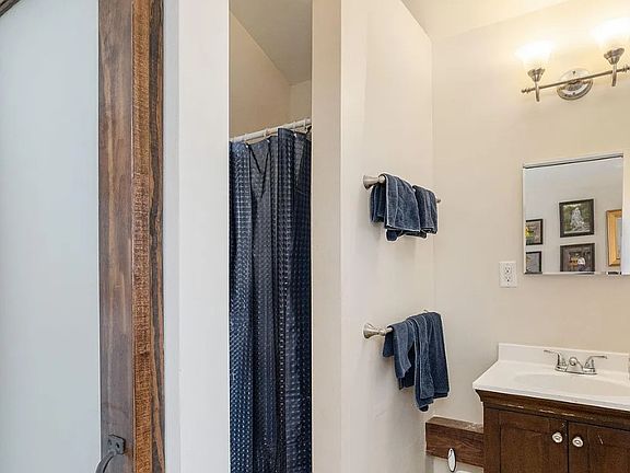 3rd image of 479 Probart St