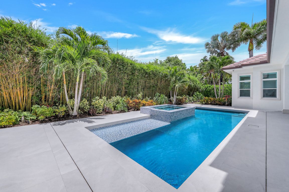 569 Neapolitan Way, Naples, FL 34103 (101)