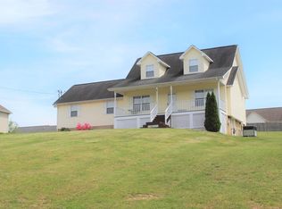 393 Clover Cir, Jacksboro, TN 37757