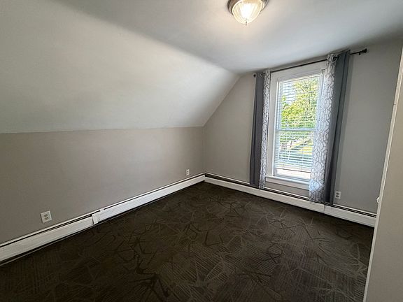 5th image of 401 1/2 Queen St