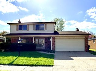 30943 Roselawn Dr, Warren, MI 48088