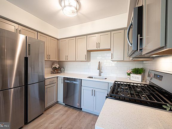 3rd image of 7513 Hilltop Dr #211