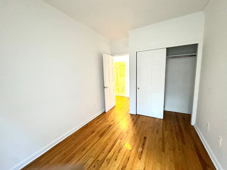 300 E 52nd St #400 — Photo 4
