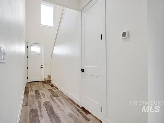3rd image of 420 Sunny Ln
