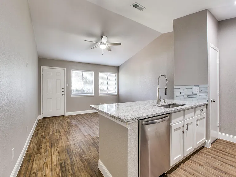 1419 Willow Run Dr — Photo 4