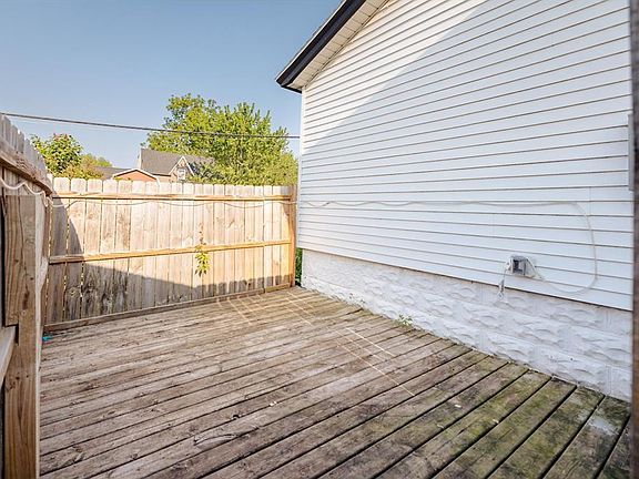 4th image of 300 Irvin St