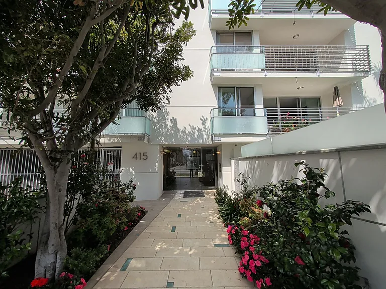 415 Montana Ave — Photo 32