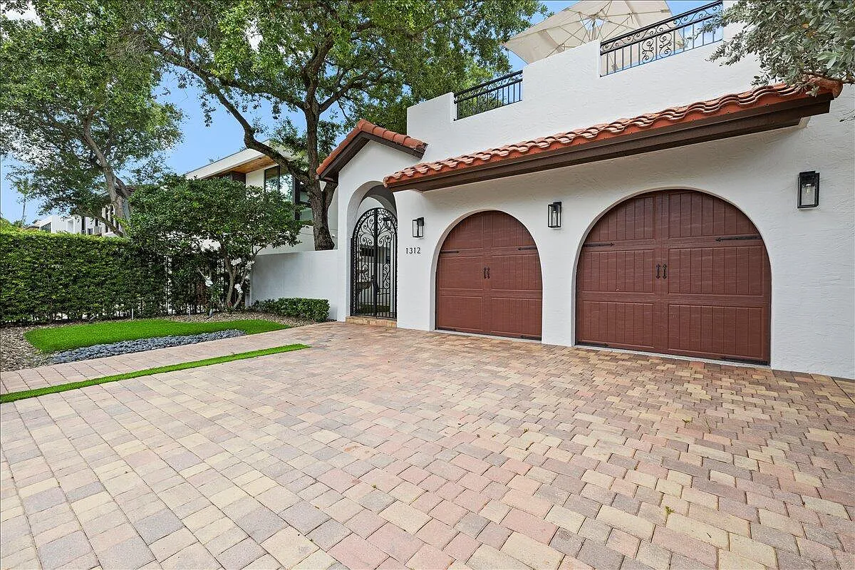 3 bed, 3.0 bath, 2974 sqft, $15,000 — Photo 2