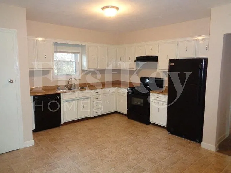 417 Warren St — Photo 7