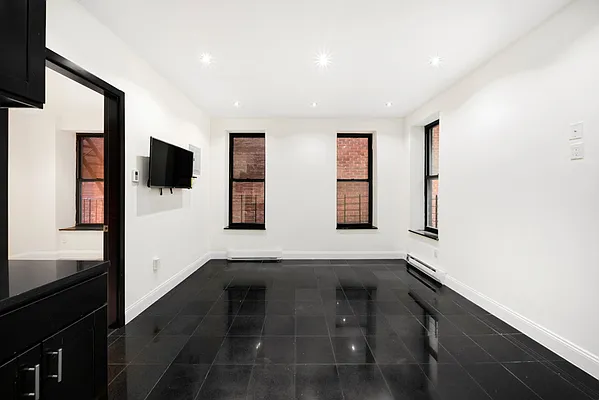 Rented by REZI | media 25